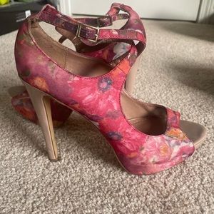 STEVE MADDEN PINK FLORAL PUMP!